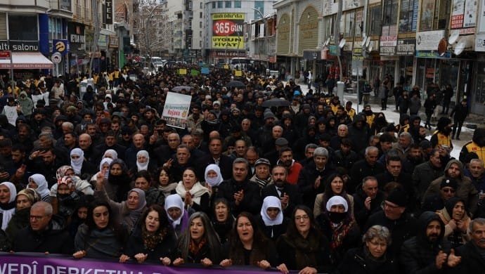 Van’da Demokratik Kurumlar Platformu öncülüğünde HTŞ destekli grupların Halep’e ve Kuzey ve Doğu Suriye’ye yönelik saldırıları yaptığı yürüyüş ile protesto etti.