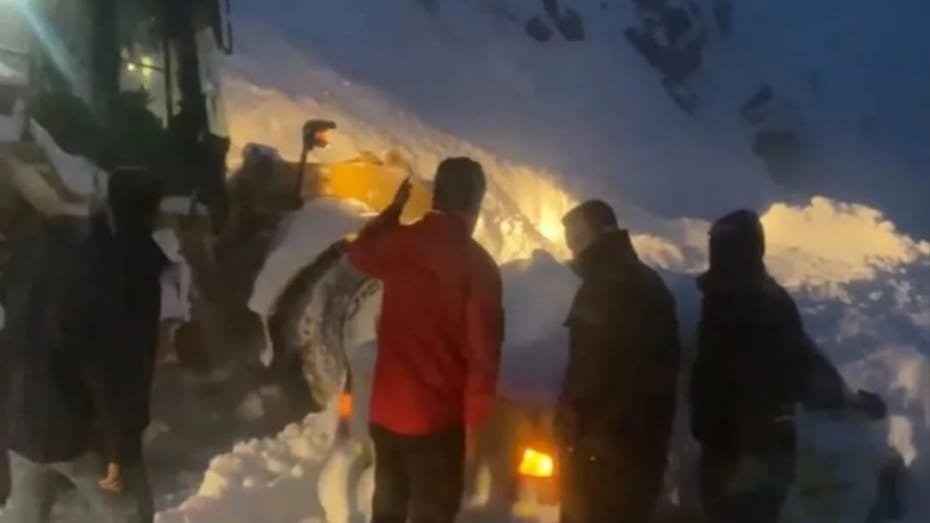 Şemdinli ilçesinde çığ düşmesi sonucu 3 yurttaş mahsur kaldı. Şapatan Geçidi mevkiinde meydana gelen olayda, bir otomobil çığın altında kaldı.