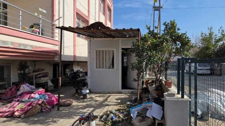 Hatay’ın Samandağ ilçesinde 17 yaşındaki E.M. isimli kız çocuğu konteynerde başından vurulmuş şekilde bulundu.